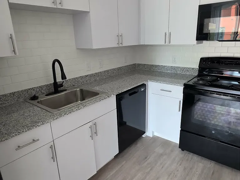 Memorial Apartments — Photo 10