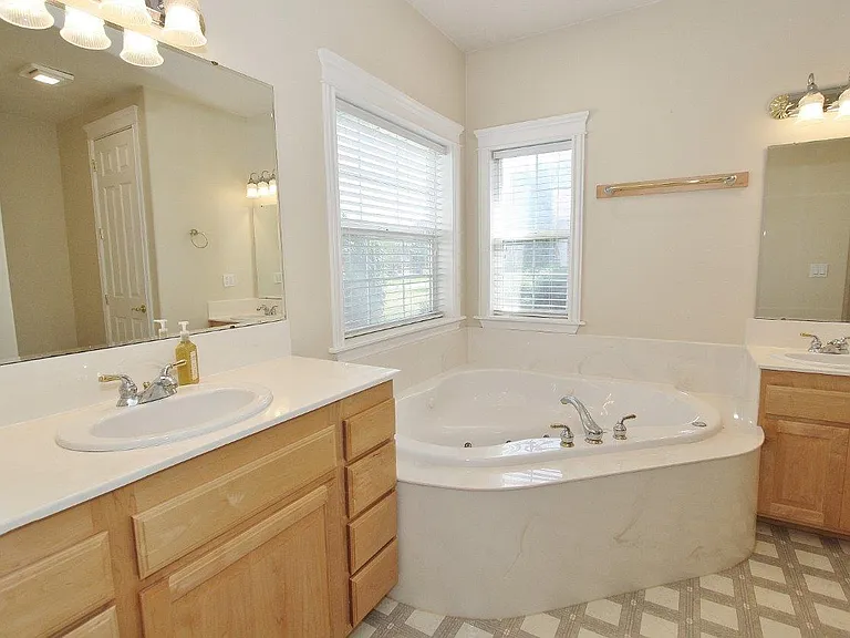 4109 E Man O War Dr — Photo 4