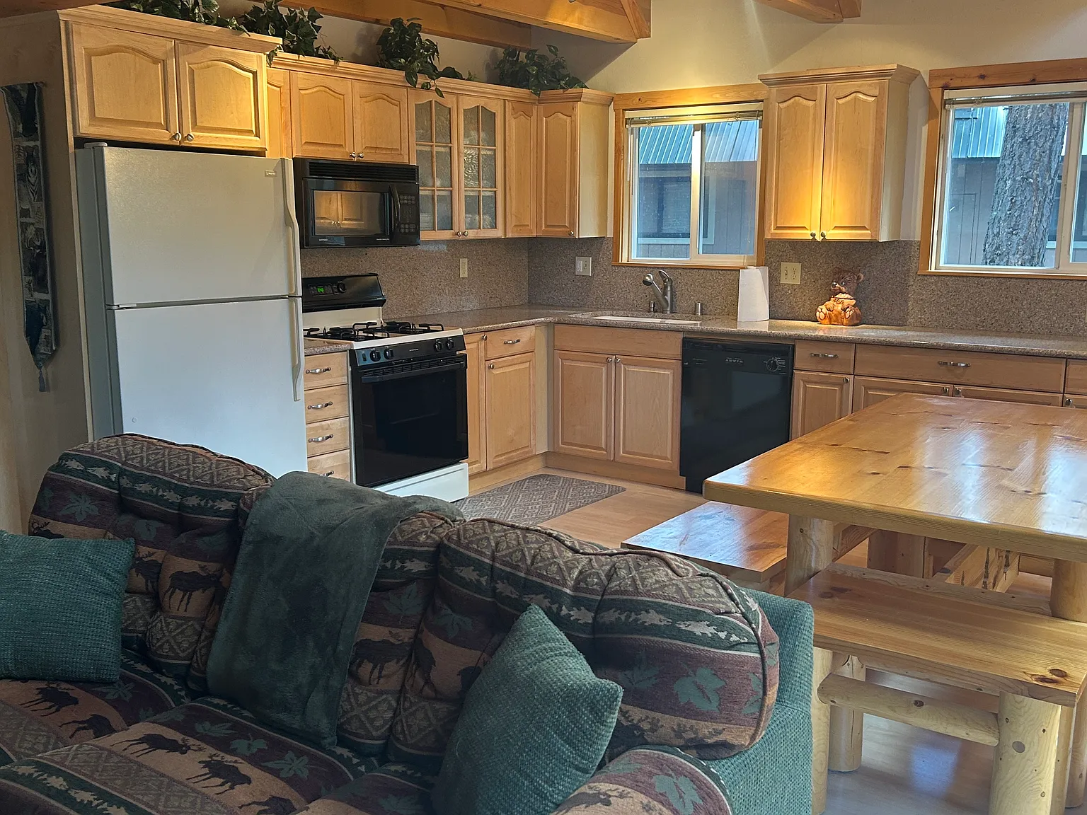 1750 Thunderbird Ct — Photo 2