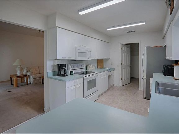 3rd image of 32628 Oak Park Dr