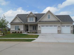 5066 Auburn Ave, Bettendorf, IA 52722
