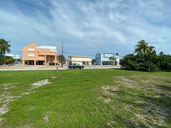 2nd image of 103 W Plaza Del Lago