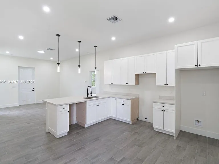 710 Peacock Ave — Photo 16