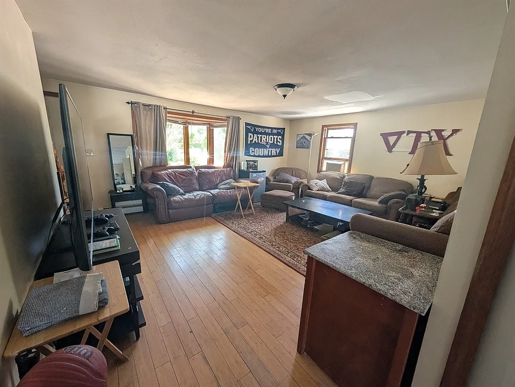 4 bed, 2.5 bath, 1971 sqft, $5,000 — Photo 4