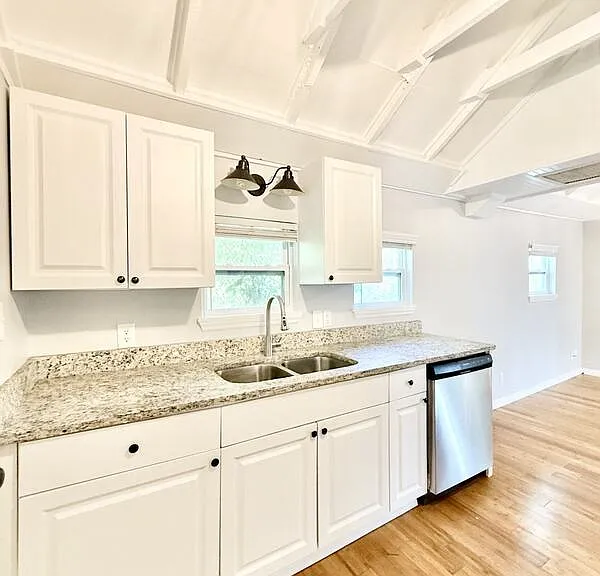 713 Smith St — Photo 17