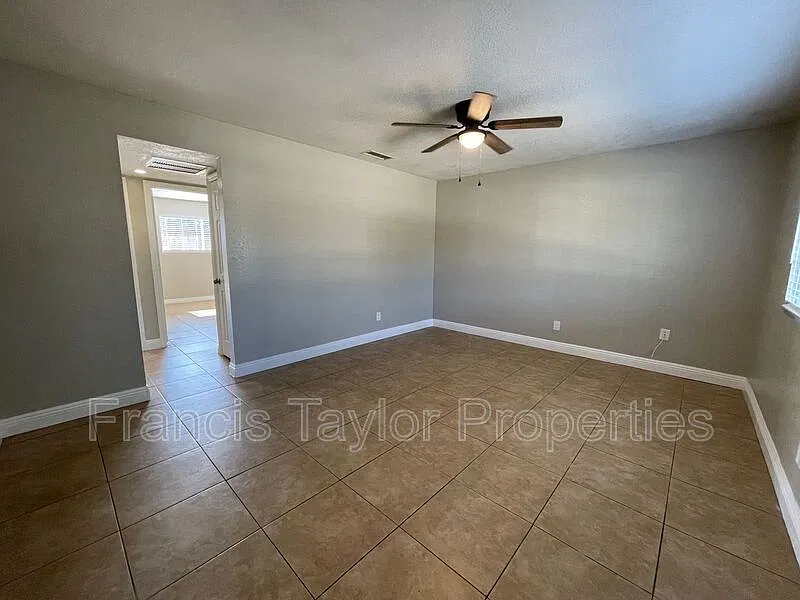 2 bed, 1.0 bath, 827 sqft, $2,600 — Photo 3