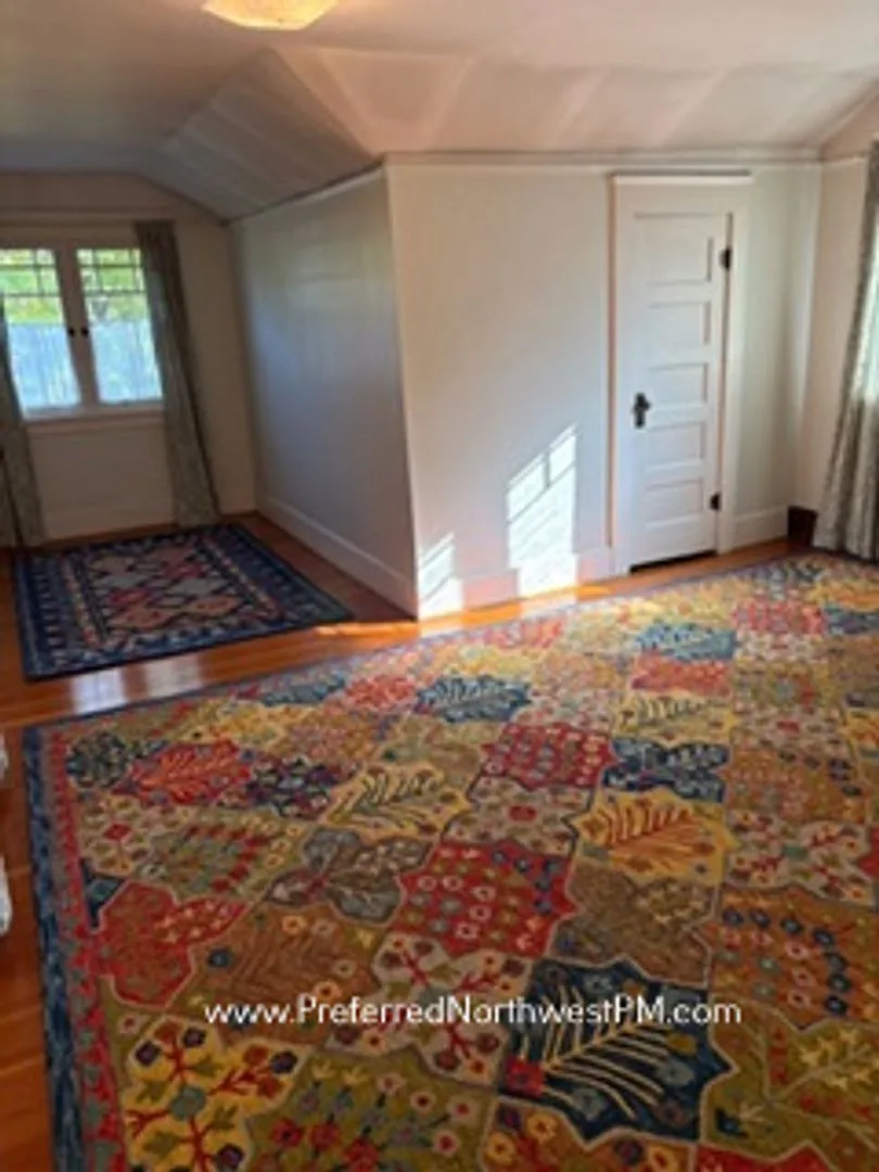Vintage Upstairs 1 Bedroom Apartment in the Whiteaker! — Photo 2