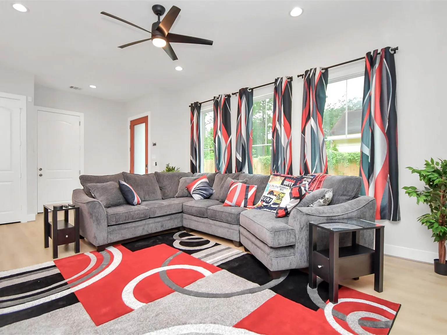 3 bed, 2.5 bath, 1814 sqft, $2,800 — Photo 2