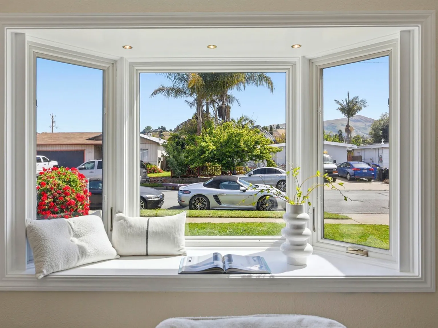 3 bed, 1151 sqft, $4,200 — Photo 3
