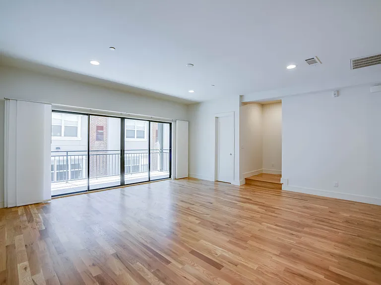 2127 Clark St #104 — Photo 18