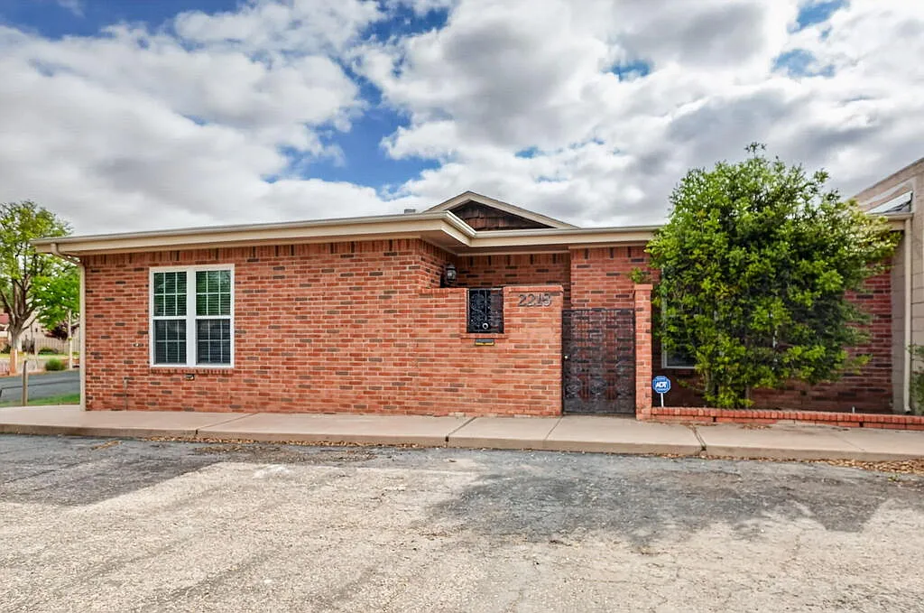 2 bed, 3.0 bath, 2272 sqft, $3,500 — Photo 3
