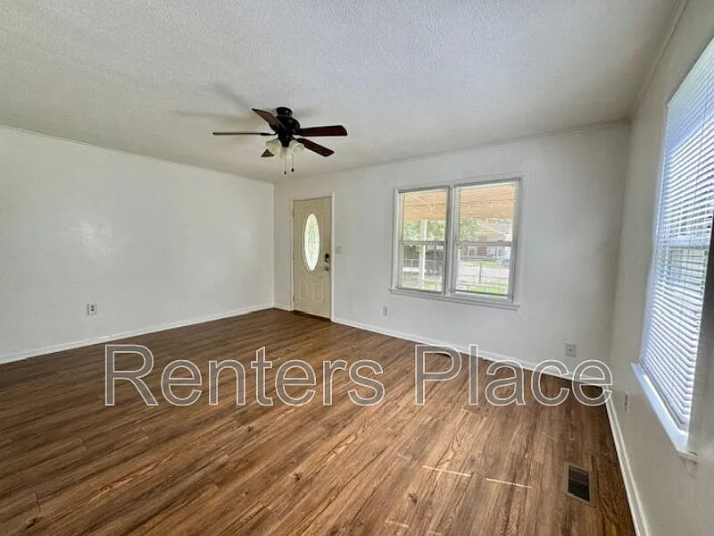 3 bed, 1.0 bath, 996 sqft, $1,250 — Photo 2