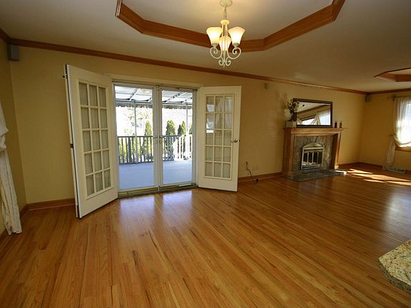 3rd image of 249 Frontenac Pl