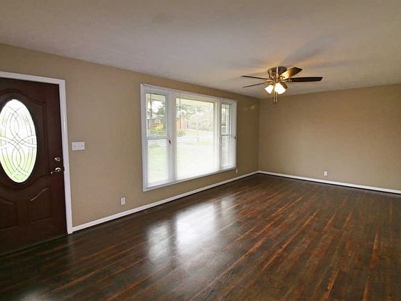 4th image of 207 Charlemagne Blvd