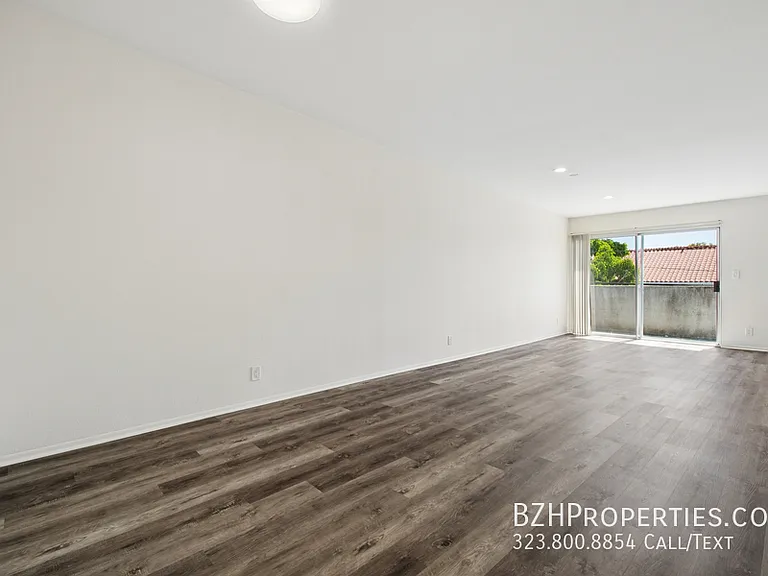 870 Crenshaw — Photo 3