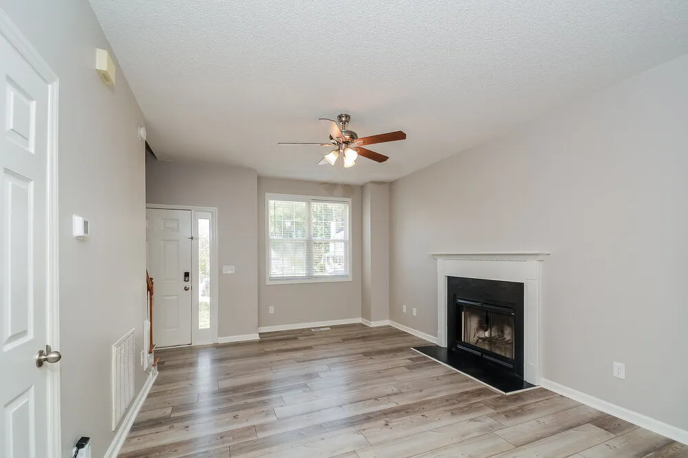 3 bed, 2.5 bath, 1625 sqft, $2,230 — Photo 4