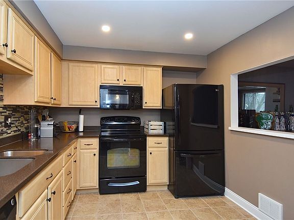 5th image of 353 Hawthorne Ct