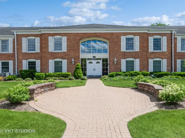 124 Carriage Way Dr APT 208B, Burr Ridge, IL 60527