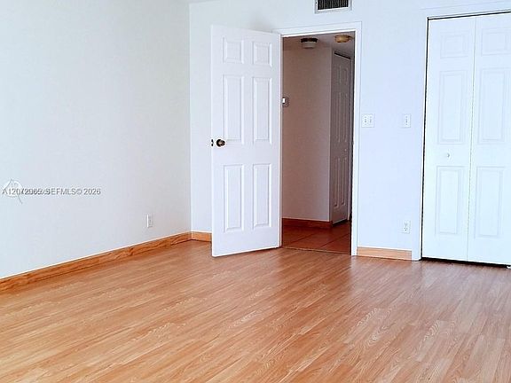 3rd image of 1000 Parkview Dr APT 216