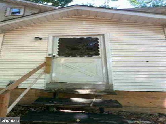 3rd image of 115 Muskrat Rd