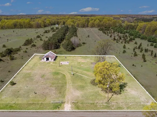 4421 N 3 1/2 Rd, Mesick, MI 49668