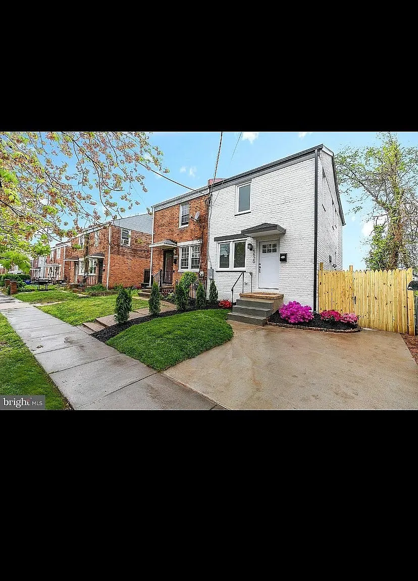 Spacious, Renovated 4BR/3.5BA Townhouse in Washington DC - Available 07/20 - $5000/mo — Photo 1