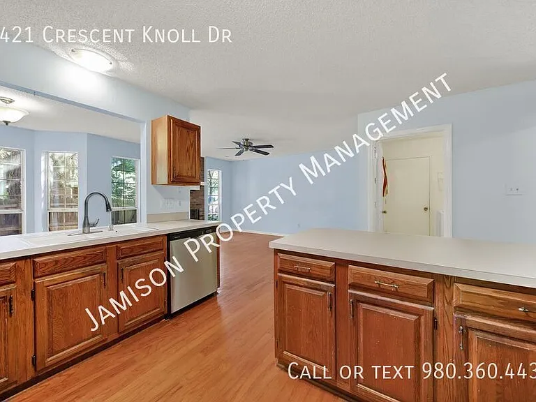 3421 Crescent Knoll Dr — Photo 6