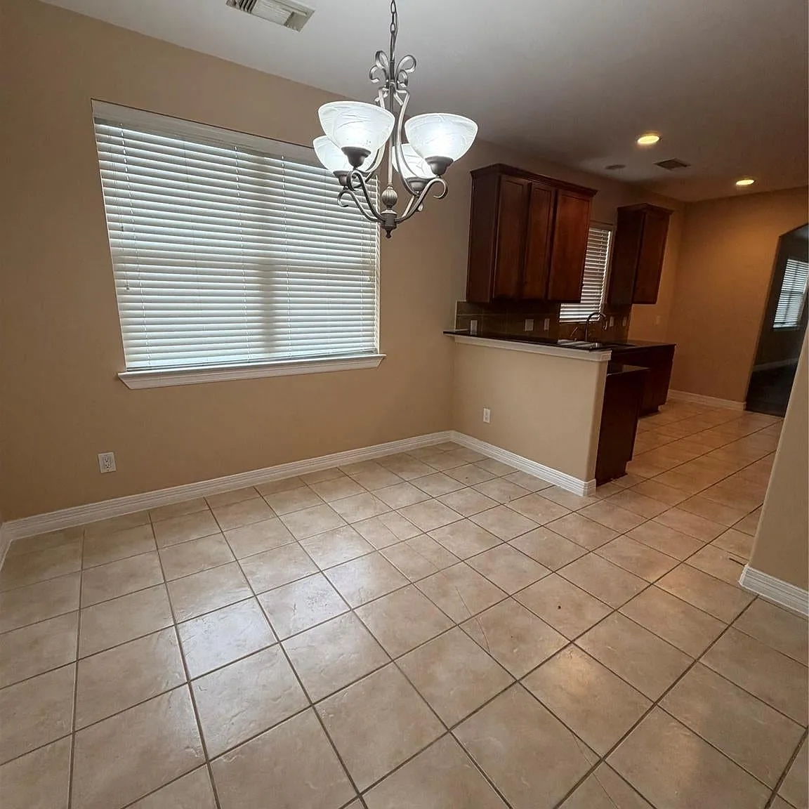 4 bed, 1891 sqft, $1,875 — Photo 4