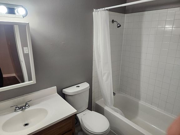 5th image of 226 Shorewood Dr APT 2C