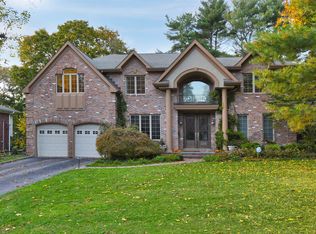 9 Crabtree Ln, Roslyn, NY