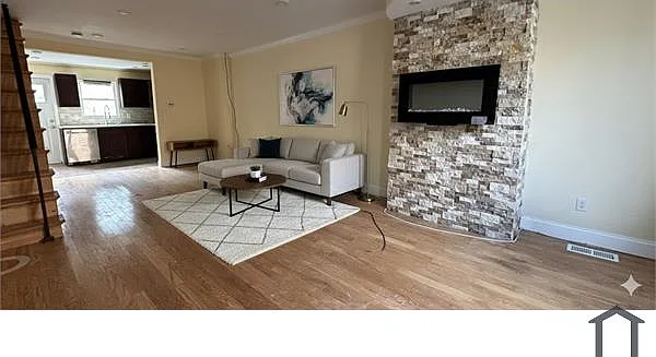 2338 Cross St — Photo 2