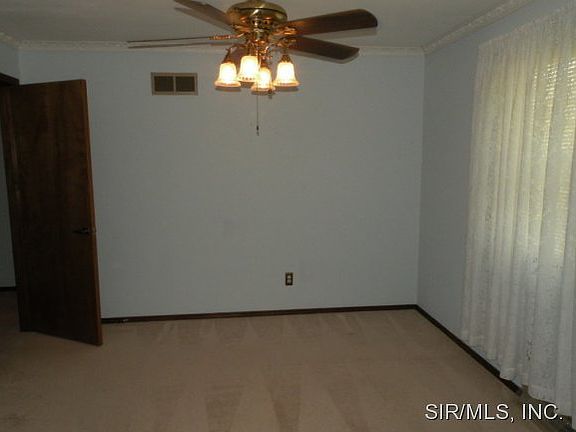 5th image of 2590 Stratford Ln