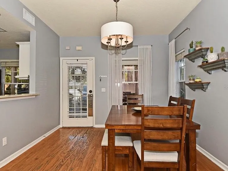 1042 N Hampton Ave — Photo 8