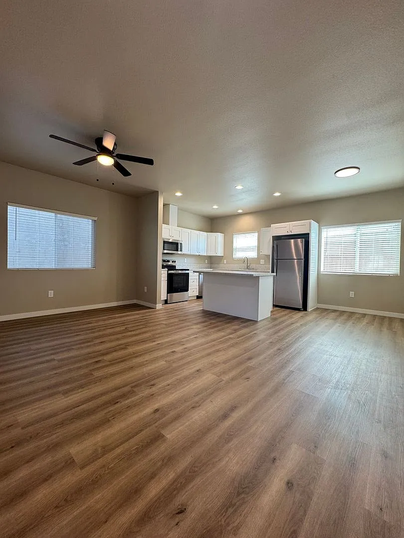 Newly Constructed 2 Bed/2 Bath Downstairs w/ 2 Car Garage — Photo 4