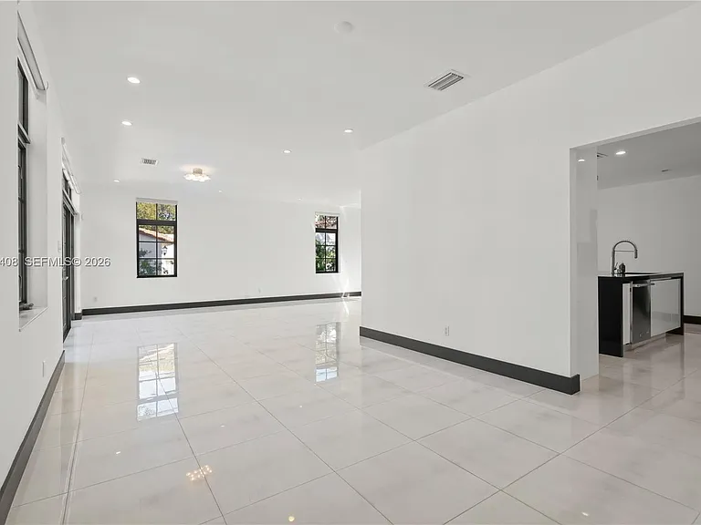 519 Alhambra Cir — Photo 13