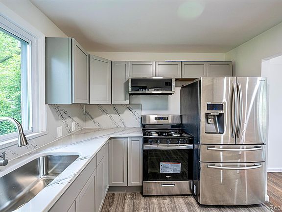 5th image of 24221 Cloverlawn St