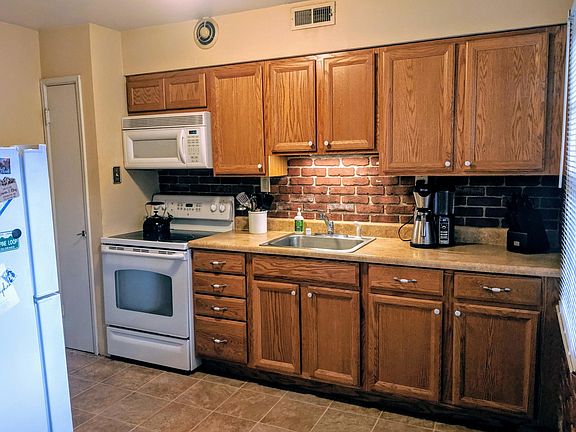 3rd image of 658 Clover Ln
