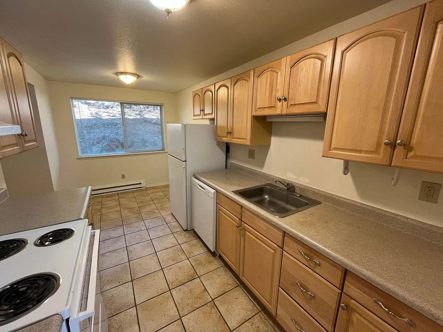 2 Bedroom Lower Level Westside Apartment - NW Portland Ave — Photo 3