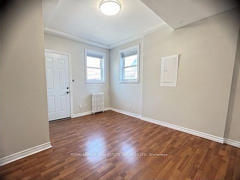 3rd image of 186 Spadina Rd