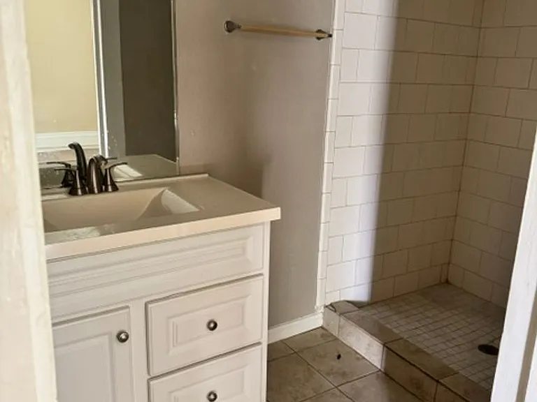 2504 Avenue H — Photo 7