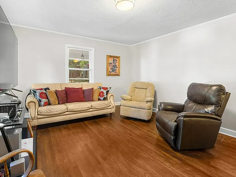 308 Buchanan Cir — Photo 2