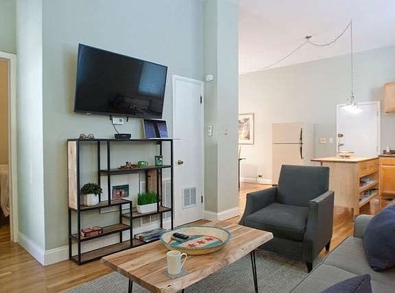 2nd image of 1402 W School St #1R