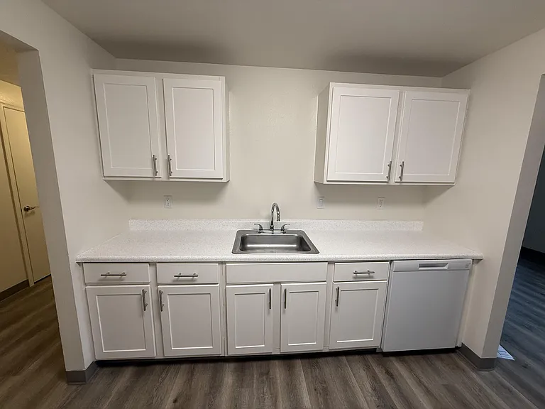 London Pointe Apartments — Photo 10