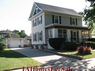 721 E Fayette St, Manchester, IA 52057