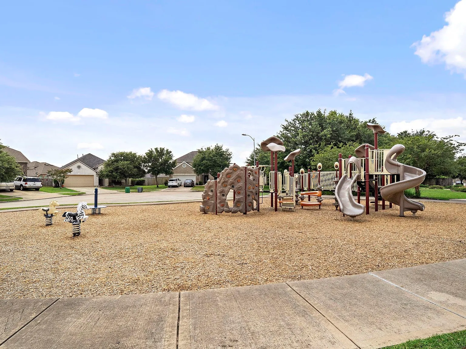 4 bed, 2.0 bath, 2061 sqft, $2,475 — Photo 3