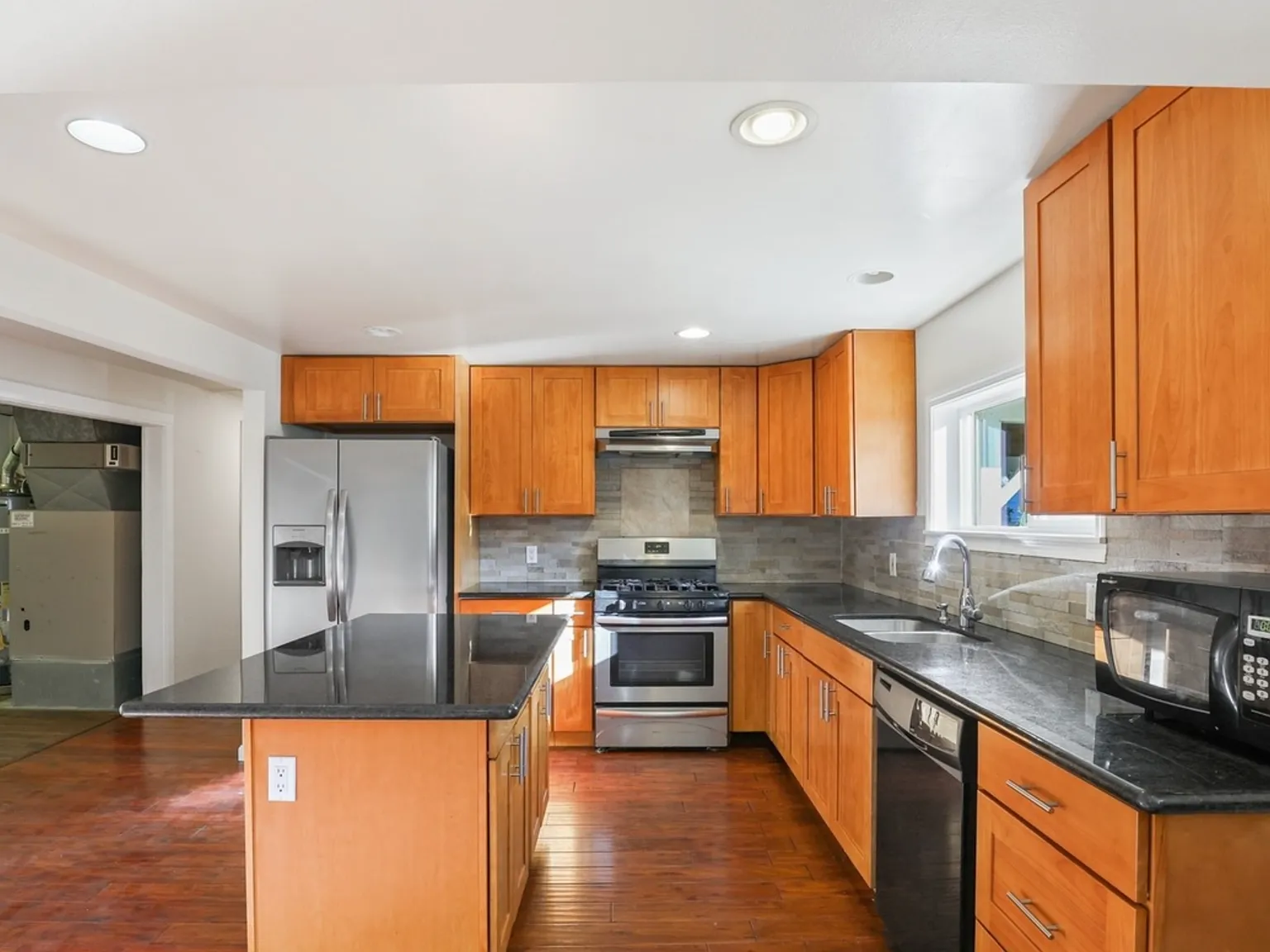 4 bed, 2400 sqft, $3,800 — Photo 4