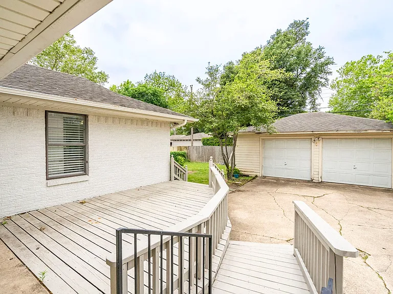9203 Livenshire Dr — Photo 26