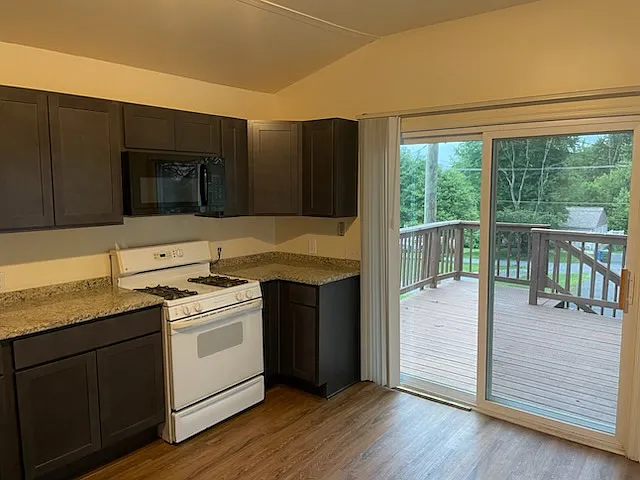 2 bed, 1.5 bath, 1300 sqft, $1,700 — Photo 2