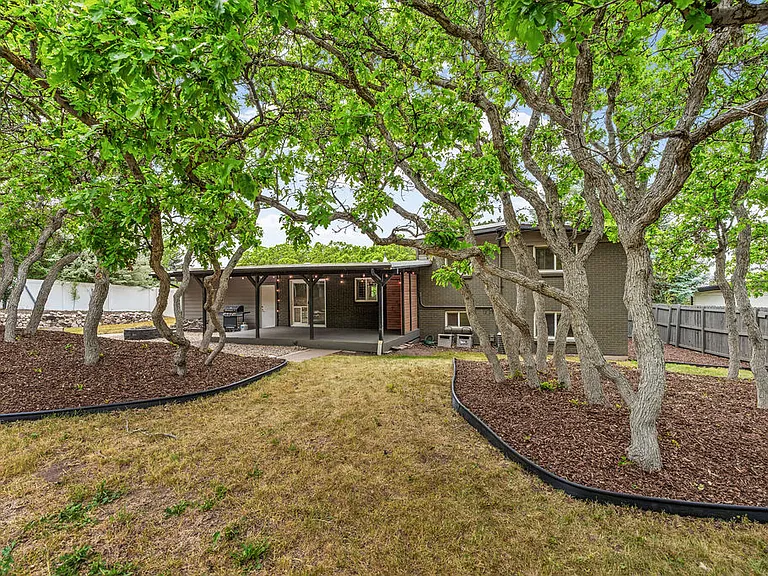 3395 E Larchmont Dr — Photo 11