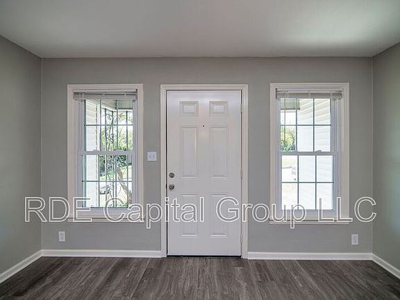4th image of 2429 Stephen Lee Dr
